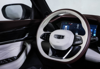 Подержанный автомобиль Geely Monjaro 2023 года (13 фото)