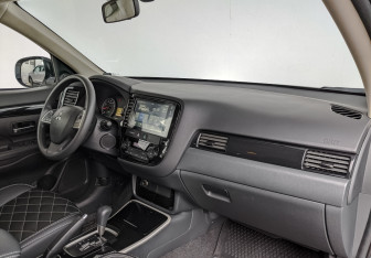Подержанный автомобиль Mitsubishi Outlander 2022 года (13 фото)