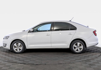 Подержанный автомобиль Skoda Rapid Liftback 2018 года (8 фото)