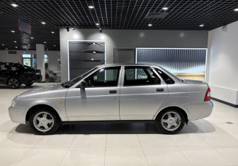 Подержанный автомобиль LADA (ВАЗ) Priora Sedan 2010 года (2 фото)