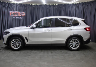 Подержанный автомобиль BMW X5 2021 года (8 фото)
