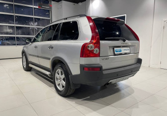 Подержанный автомобиль Volvo XC90 2004 года (6 фото)