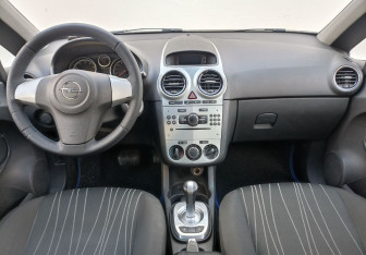 Подержанный автомобиль Opel Corsa 2009 года (12 фото)