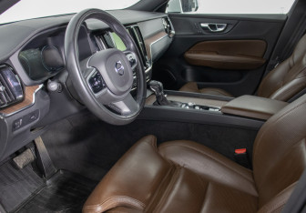 Подержанный автомобиль Volvo V60 Cross Country 2021 года (10 фото)