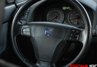 Подержанный автомобиль Volvo S40 2006 года (11 фото)