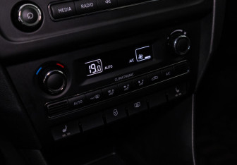 Подержанный автомобиль Skoda Rapid Liftback 2014 года (9 фото)