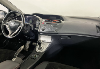 Подержанный автомобиль Honda Civic Hatchback 2008 года (9 фото)