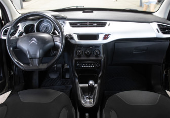 Подержанный автомобиль Citroen C3 Hatchback 2011 года (14 фото)