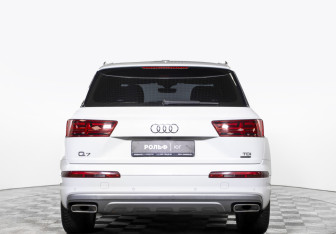 Подержанный автомобиль Audi Q7 2015 года (6 фото)