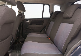 Подержанный автомобиль Ford Fusion 2006 года (11 фото)