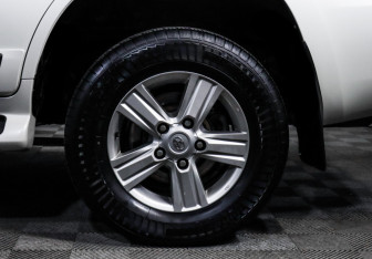 Подержанный автомобиль Toyota Land Cruiser Suv 2014 года (15 фото)