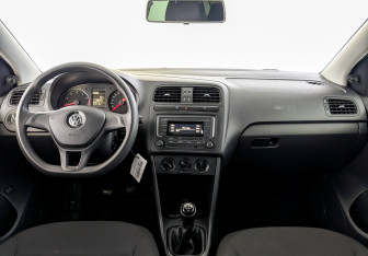 Подержанный автомобиль Volkswagen Polo Sedan 2017 года (14 фото)