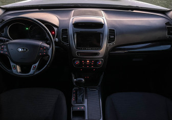 Подержанный автомобиль Kia Sorento 2017 года (12 фото)