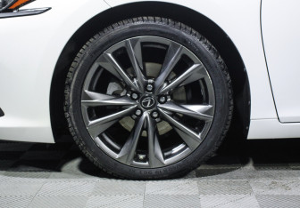 Подержанный автомобиль Lexus ES 2019 года (16 фото)