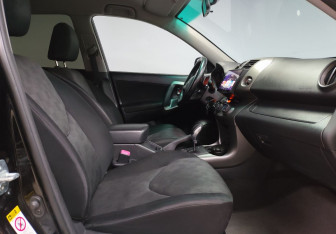 Подержанный автомобиль Toyota RAV4 2011 года (11 фото)