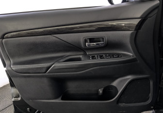 Подержанный автомобиль Mitsubishi Outlander 2017 года (19 фото)