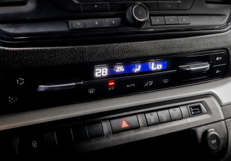 Подержанный автомобиль Peugeot Traveller 2022 года (27 фото)