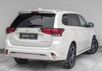 Подержанный автомобиль Mitsubishi Outlander 2022 года (5 фото)