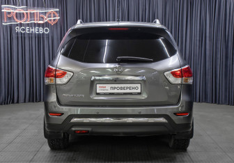 Подержанный автомобиль Nissan Pathfinder 2016 года (6 фото)