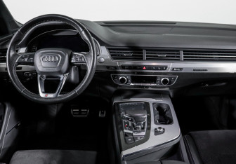 Подержанный автомобиль Audi Q7 2015 года (12 фото)