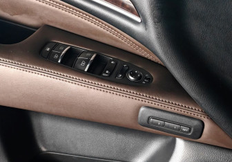 Подержанный автомобиль Infiniti JX 2013 года (16 фото)