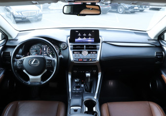 Подержанный автомобиль Lexus NX 2017 года (12 фото)