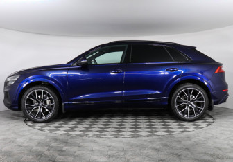 Подержанный автомобиль Audi Q8 2022 года (8 фото)