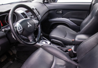 Подержанный автомобиль Mitsubishi Outlander 2008 года (10 фото)