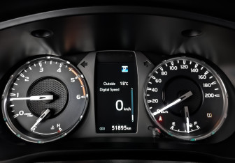 Подержанный автомобиль Toyota Hilux 2022 года (16 фото)