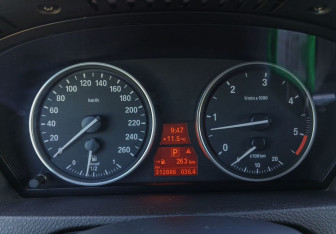 Подержанный автомобиль BMW X5 2007 года (25 фото)