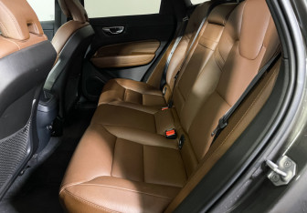 Подержанный автомобиль Volvo XC60 2019 года (10 фото)