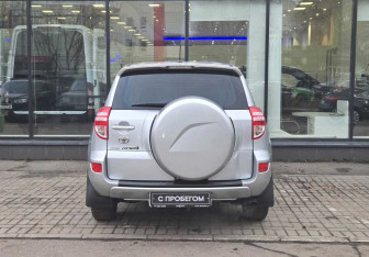 Подержанный автомобиль Toyota RAV4 2011 года (7 фото)