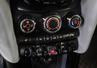 Подержанный автомобиль MINI Hatch 2018 года (18 фото)