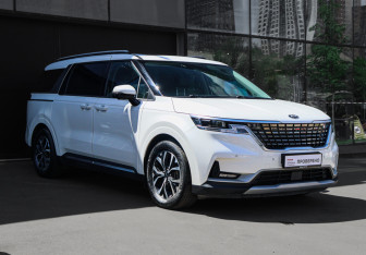 Подержанный автомобиль Kia Carnival 2021 года (3 фото)