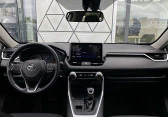 Подержанный автомобиль Toyota RAV4 2019 года (12 фото)