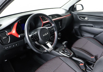 Подержанный автомобиль Kia Rio Hatchback 2021 года (11 фото)