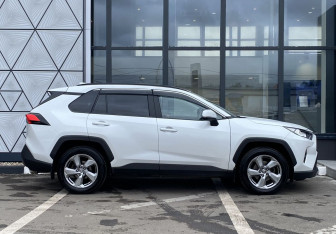 Подержанный автомобиль Toyota RAV4 2019 года (4 фото)