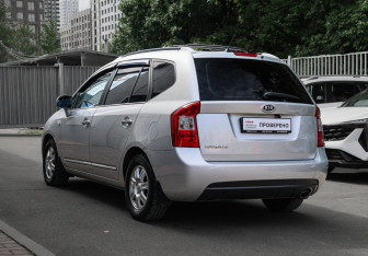 Подержанный автомобиль Kia Carens 2007 года (6 фото)