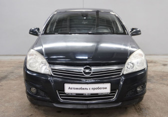Подержанный автомобиль Opel Astra Sedan 2013 года (2 фото)