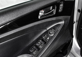Подержанный автомобиль Hyundai Sonata 2012 года (21 фото)