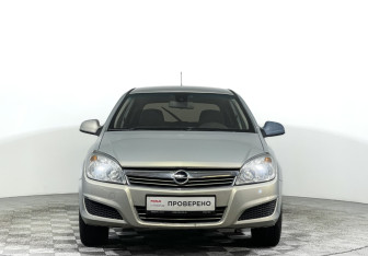 Подержанный автомобиль Opel Astra Hatchback 2011 года (2 фото)