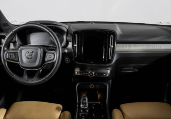 Подержанный автомобиль Volvo XC40 2019 года (12 фото)