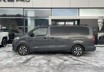 Подержанный автомобиль Peugeot Traveller 2018 года (8 фото)