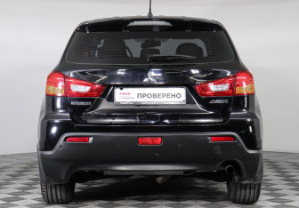 Подержанный автомобиль Mitsubishi ASX 2012 года (6 фото)