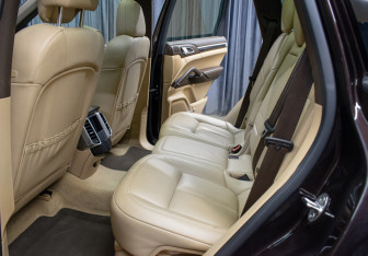 Подержанный автомобиль Porsche Cayenne 2015 года (13 фото)