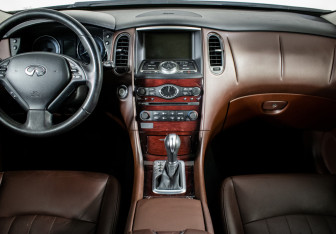 Подержанный автомобиль Infiniti QX50 2016 года (12 фото)