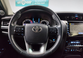Подержанный автомобиль Toyota Fortuner 2020 года (15 фото)
