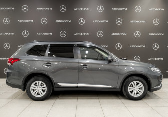 Подержанный автомобиль Mitsubishi Outlander 2022 года (4 фото)