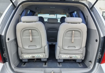 Подержанный автомобиль Kia Carnival 2009 года (10 фото)