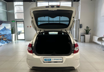 Подержанный автомобиль Citroen C4 Hatchback 2012 года (7 фото)
